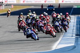 เพลงชาติไทย กระหึ่ม ! ไอเดีย-กฤตภัทร คว้าชัยเรซ 2 ศึกเอเชีย โร้ด รุ่น 250