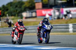 เพลงชาติไทย กระหึ่ม ! ไอเดีย-กฤตภัทร คว้าชัยเรซ 2 ศึกเอเชีย โร้ด รุ่น 250