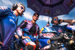 YZR-M1 V4 ส่งสัญญาณบวก ! โทปรัค ไล่แซงสุดมันในสปรินต์เรซ บาลาตอน พาร์ค