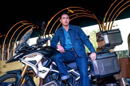 หล่อ เท่ มีสไตล์! ส่องภาพ 3 หนุ่ม Friends of Triumph 3 คาแรกเตอร์ 3 ไลฟ์สไตล์ กับเสน่ห์ที่เป็นตัวเองในแบบฉบับ Triumph
