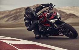 เจาะลึกขุมพลังสามสูบต้นแบบเครื่องยนต์ในสนามแข่ง Moto2 กับ Street Triple 765 RS สปอร์ตเน็กเก็ตไบค์สายพันธุ์แท้ของนักสู้จากไทรอัมพ์