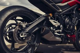 เจาะลึกขุมพลังสามสูบต้นแบบเครื่องยนต์ในสนามแข่ง Moto2 กับ Street Triple 765 RS สปอร์ตเน็กเก็ตไบค์สายพันธุ์แท้ของนักสู้จากไทรอัมพ์