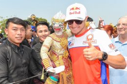 "นักแข่งโมโตจีพี" ปลื้มความงามวัดไทย 