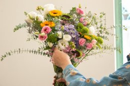 ไอซ์ – ไกรเลิศ นักจัดดอกไม้อิสระ ที่เชื่อว่า “ดอกไม้ เป็นสัญลักษณ์แทนทุกความรู้สึก” 