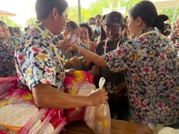 เขตประกอบการอุตสาหกรรมไทยอีสเทิร์น ร่วมสืบสานประเพณีสงกรานต์ รดน้ำดำหัวผู้สูงอายุ พร้อมมอบข้าวสารสนับสนุนชุมชน