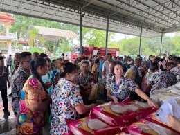 เขตประกอบการอุตสาหกรรมไทยอีสเทิร์น ร่วมสืบสานประเพณีสงกรานต์ รดน้ำดำหัวผู้สูงอายุ พร้อมมอบข้าวสารสนับสนุนชุมชน