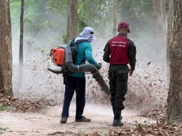 เขตประกอบการอุตสาหกรรมไทยอีสเทิร์นร่วมกับเครือข่ายวิสาหกิจชุมชนผู้ผลิตปาล์มน้ำมันอย่างยั่งยืนไทยอีสเทิร์นจัดฝึกอบรมการดับไฟป่า