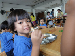 กิจกรรมเพื่อสังคมของบริษัท 0009 เลี้ยงอาหารเด็กกำพร้า มูลนิธิเด็กสาย4 วันที่ 2-6-54