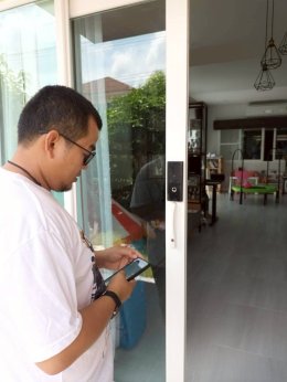 การติดตั้งกลอนประตูดิจิตอล แบบบานเลื่อนชนกลาง ประเภทบานวินเซอร์ : โครงการศุภาลัยการ์เด้นวิลล์ สุราษฎร์ธานี