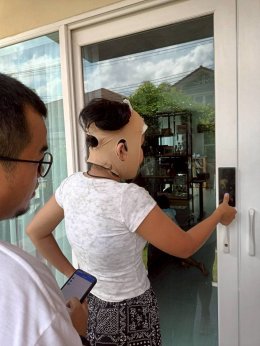 การติดตั้งกลอนประตูดิจิตอล แบบบานเลื่อนชนกลาง ประเภทบานวินเซอร์ : โครงการศุภาลัยการ์เด้นวิลล์ สุราษฎร์ธานี