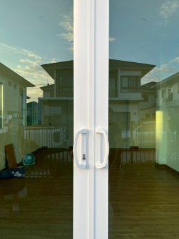 การติดตั้งกลอนประตูดิจิตอล แบบบานเลื่อนชนกลาง : โครงการศุภาลัยปาล์มวิลล์ สุราษฎร์ธานี