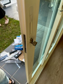 การติดตั้งกลอนประตูดิจิตอล แบบบานเลื่อนชนกลาง : โครงการศุภาลัยปาล์มวิลล์ สุราษฎร์ธานี