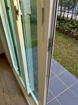 การติดตั้งกลอนประตูดิจิตอล แบบบานเลื่อนชนกลาง : โครงการศุภาลัยปาล์มวิลล์ สุราษฎร์ธานี