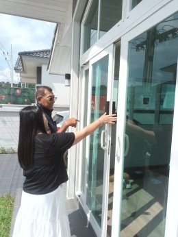 การติดตั้งกลอนประตูดิจิตอล แบบบานเลื่อนชนกลาง : โครงการศุภาลัยปาล์มวิลล์ สุราษฎร์ธานี