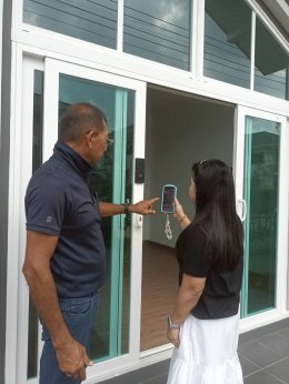 การติดตั้งกลอนประตูดิจิตอล แบบบานเลื่อนชนกลาง : โครงการศุภาลัยปาล์มวิลล์ สุราษฎร์ธานี