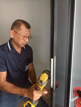 การติดตั้งกลอนประตูดิจิตอล แบบบานเลื่อนชนข้าง เฟรมมีเนียม : โครงการบ้านอยู่ดี 2