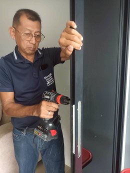 การติดตั้งกลอนประตูดิจิตอล แบบบานเลื่อนชนข้าง เฟรมมีเนียม : โครงการบ้านอยู่ดี 2