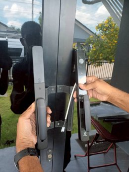 การติดตั้งกลอนประตูดิจิตอล แบบบานเลื่อนชนข้าง เฟรมมีเนียม : โครงการบ้านอยู่ดี 2