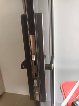 การติดตั้งกลอนประตูดิจิตอล แบบบานเลื่อนชนข้าง เฟรมมีเนียม : โครงการบ้านอยู่ดี 2