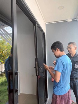 การติดตั้งกลอนประตูดิจิตอล แบบบานเลื่อนชนข้าง เฟรมมีเนียม : โครงการบ้านอยู่ดี 2