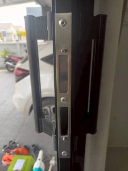 การติดตั้งกลอนประตูดิจิตอล แบบบานเลื่อนชนข้าง เฟรมมีเนียม : โครงการบ้านอยู่ดี 2