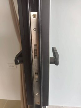 การติดตั้งกลอนประตูดิจิตอล แบบบานเลื่อนชนข้าง เฟรมมีเนียม : โครงการบ้านอยู่ดี 2