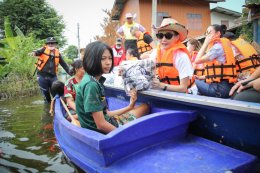 Thai Navy Wives Association and philanthropic individuals have extended their generosity in helping flood victims in Thailand.