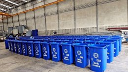 สกีนชื่อลงบนถังขยะ