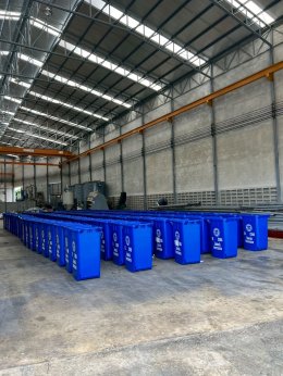 สกีนชื่อลงบนถังขยะ