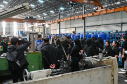 Students visit our factory