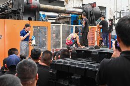 Students visit our factory