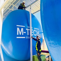 ทีมบำรุงรักษาตรวจสอบถังเก็บน้ำไฟเบอร์กลาส