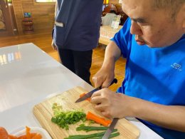 บำบัดส่งเสริมความสามารถในการใช้แขนและมือของผู้สูงอายุ