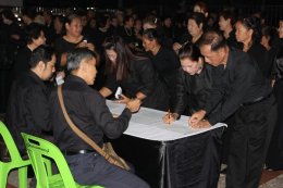 ผู้ว่าฯนนทบุรีนำประชาชนกราบถวายบังคมพระบรมศพ