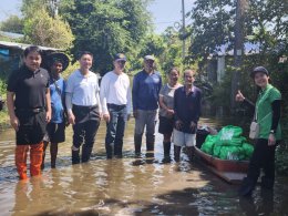 มูลนิธิราชประชาสมาสัย ในพระบรมราชูปถัมภ์ ลงพื้นที่มอบถุงยังชีพ ช่วยเหลือผู้ประสบภัยอุทกภัย จังหวัดฉะเชิงเทรา