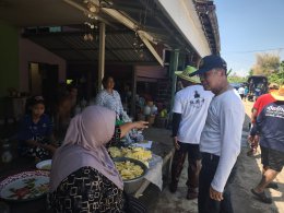 มูลนิธิราชประชาสมาสัย ในพระบรมราชูปถัมภ์ ลงพื้นที่มอบถุงยังชีพ ช่วยเหลือผู้ประสบภัยอุทกภัย จังหวัดฉะเชิงเทรา