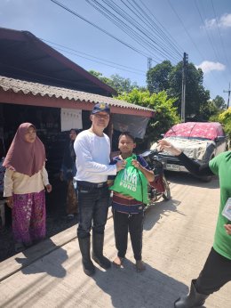 มูลนิธิราชประชาสมาสัย ในพระบรมราชูปถัมภ์ ลงพื้นที่มอบถุงยังชีพ ช่วยเหลือผู้ประสบภัยอุทกภัย จังหวัดฉะเชิงเทรา