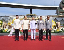 พิธีวางพวงมาลาถวายแด่พระบรมราชานุสรณ์พระบาทสมเด็จพระบรมชนกาธิเบศร มหาภูมิพลอดุลยเดชมหาราช บรมนาถบพิตร