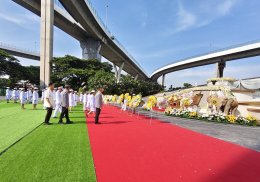 พิธีวางพวงมาลาถวายแด่พระบรมราชานุสรณ์พระบาทสมเด็จพระบรมชนกาธิเบศร มหาภูมิพลอดุลยเดชมหาราช บรมนาถบพิตร