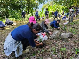 volunteer activities in making bird houses and planting trees at Khun Dan Prakan Chon Dam. Nakhon Nayok Province