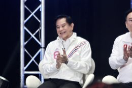 รัฐบาลต้องเป็นที่พึ่งได้ทุกเรื่อง!! "พีระพันธุ์" ท้าชนทุนเทา-สแกมเมอร์ ชูพลิกชีวิตชาวนาสู่ผู้ประกอบการ ยกระดับสวัสดิการถ้วนหน้า ย้ำ "ไม่ทิ้งใครไว้เบื้องหลัง"