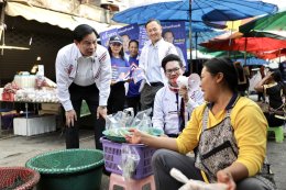 "พีระพันธุ์" บุกตลาดสดกันทรลักษ์ ฟังเสียงสะท้อนพ่อค้าแม่ค้า ชูนโยบายลดราคาพลังงาน เพิ่มเบี้ยคนชรา ฟื้นเศรษฐกิจชายแดน