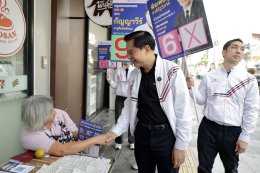 โดนใจวัยเกษียณ! 'พีระพันธุ์' ลงพื้นที่ฝั่งธนฯ ชูนโยบาย 1,500 บาท-กองทุนฉุกเฉิน กู้วิกฤตค่าครองชีพ