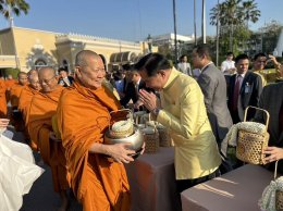 พีระพันธุ์  ร่วมพิธีทำบุญเนื่องในโอกาสวันขึ้นปีใหม่ พุทธศักราช ๒๕๖๗ ณ ทำเนียบรัฐบาล วันที่ ๒ มกราคม ๒๕๖๗ 