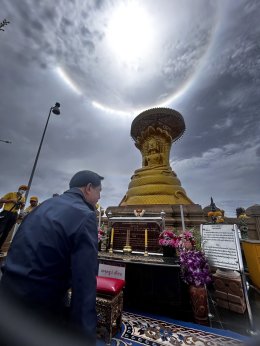 พีระพันธุ์ กราบสักการะพระพุทธสิริสัตตราช หรือหลวงพ่อเจ็ดกษัตริย์ 