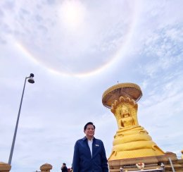 พีระพันธุ์ กราบสักการะพระพุทธสิริสัตตราช หรือหลวงพ่อเจ็ดกษัตริย์ 