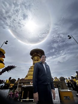 พีระพันธุ์ กราบสักการะพระพุทธสิริสัตตราช หรือหลวงพ่อเจ็ดกษัตริย์ 