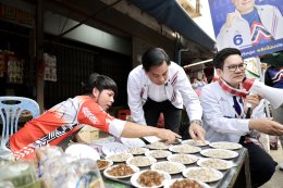"พีระพันธุ์" บุกตลาดสดกันทรลักษ์ ฟังเสียงสะท้อนพ่อค้าแม่ค้า ชูนโยบายลดราคาพลังงาน เพิ่มเบี้ยคนชรา ฟื้นเศรษฐกิจชายแดน