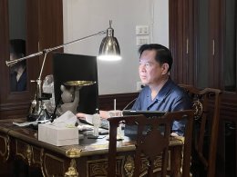 ไม่ย่อท้อ...คืนวันอาทิตย์ ฟ้ามืดแล้ว แต่ไฟในห้องทำงานของ รมว.พลังงาน บนชั้นสองของบ้านพิบูลธรรม ยังสว่างอยู่..