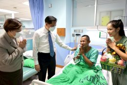 พีระพันธุ์ มอบเงินกองทุนช่วยเหลือผู้ประสบสาธารณภัย เยียวยาและให้กำลังใจแก่ทหารกล้าผู้ได้รับบาดเจ็บสาหัสจากเหตุปะทะชายแดนไทยกัมพูชา .